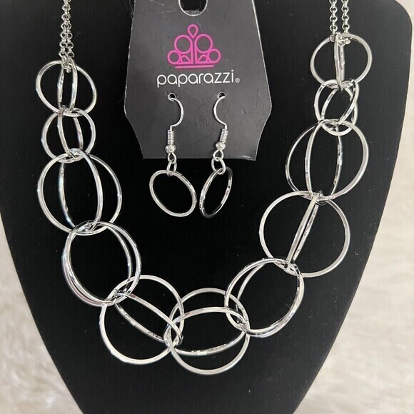 Paparazzi. Double Chain Silver Tone Circle Link Pendant Necklace Earrings‎ Set - Picture 4 of 13